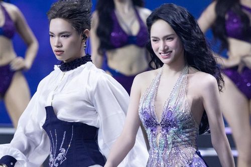 Phần trình diễn của Hương Giang và Pháp Kiều bị chê phản cảm