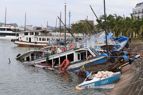 Cảnh ngặt nghèo của du thuyền chục tỷ đồng chịu bão trên vịnh Hạ Long