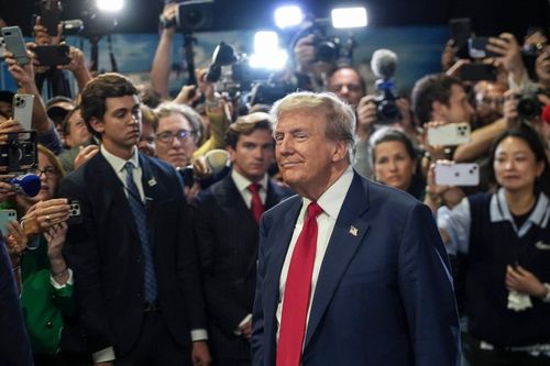 Ông Trump mất hơn 200 triệu USD sau cuộc tranh luận với bà Harris
