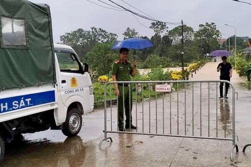 Huyện Phúc Thọ cấm phương tiện trên 1 tấn đi trên đê sông Hồng, sông Tích