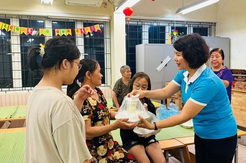 Phụ nữ Quận Hai Bà Trưng chia sẻ khó khăn với người dân tránh bão lũ