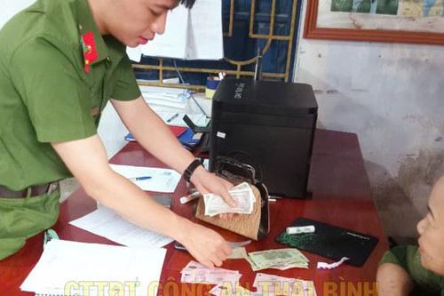 Công an xã Thụy Văn trao trả tài sản cho người bị đánh rơi