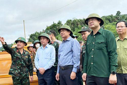 Đồng chí Trần Cẩm Tú thăm người dân và các lực lượng tại thôn Làng Nủ