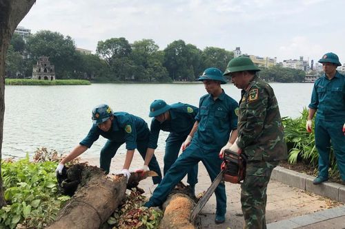 Quận Nam Từ Liêm hỗ trợ quận Hoàn Kiếm khắc phục hậu quả bão số 3