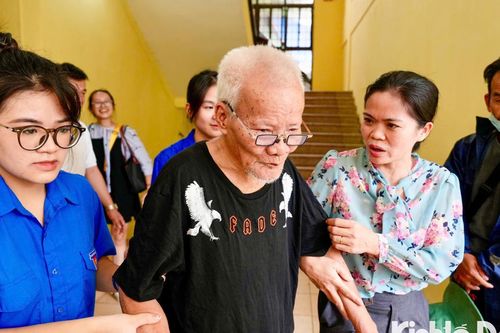 Hà Nội: Cận cảnh cuộc sống của 53 người dân tránh lũ tại địa chỉ 67 Phó Đức Chính