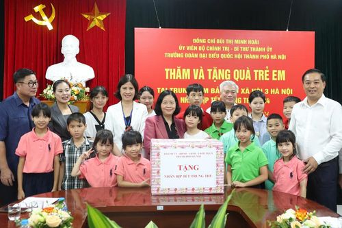 Bí thư Thành ủy Hà Nội thăm, tặng quà trẻ em tại Trung tâm Bảo trợ xã hội 3