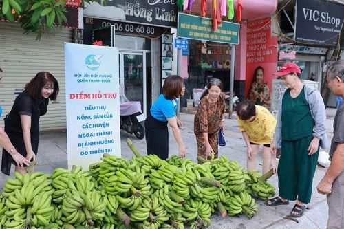 Phụ nữ quận Thanh Xuân hỗ trợ người dân vùng lũ tiêu thụ nông sản