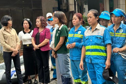 Thăm hỏi, động viên nữ công nhân vệ sinh môi trường sau bão số 3
