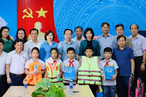 Hà Nội: Thăm, tặng quà, động viên thầy trò vùng lũ tại Mỹ Đức, Ứng Hòa