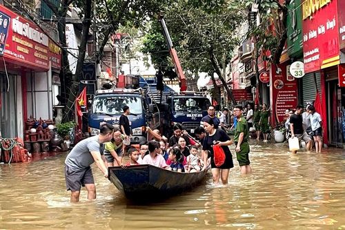Huyện Mỹ Đức hỗ trợ thuyền cho vùng lũ Gia Lâm