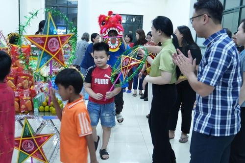 Trung thu sớm cho trẻ em tại khu vực tạm cư chống lũ quận Tây Hồ
