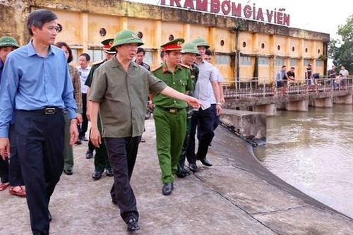 Phó Thủ tướng Trần Hồng Hà kiểm tra phương án thoát lũ sông Hoàng Long (Ninh Bình)