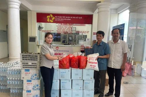 Hội Nhà báo tỉnh Cao Bằng trao quà tại hỗ trợ người dân vùng lũ huyện Nguyên Bình
