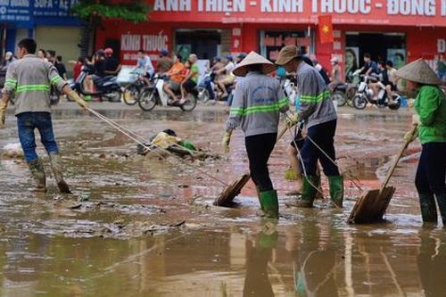 Ấm áp tình người trong cơn lũ dữ