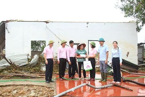 Ngân hàng Chính sách xã hội chia sẻ, hỗ trợ người dân vùng bị thiệt hại do bão lũ gây ra