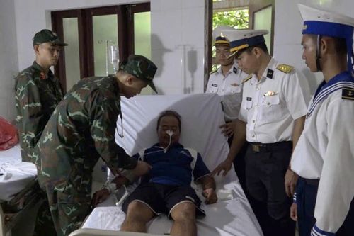 Trung tâm y tế thị trấn Trường Sa cấp cứu kịp thời cho ngư dân