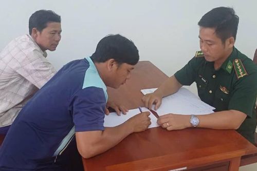 Bến Tre tống đạt quyết định xử phạt 2 thuyền trưởng khai thác thủy sản sai quy định