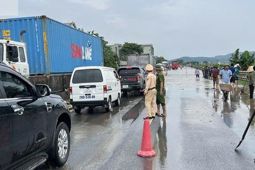 Nước tràn qua Quốc lộ 1A phía nam Cầu Cừ, huyện Hà Trung, tỉnh Thanh Hóa