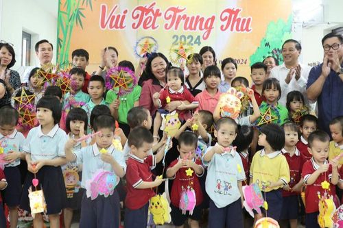 Bí thư Thành ủy Hà Nội tặng quà Trung thu cho trẻ em khó khăn