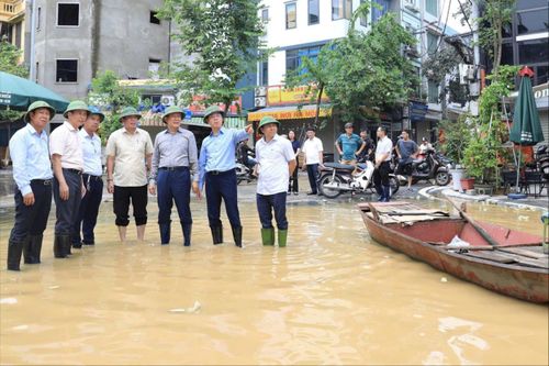 Chủ tịch Hội đồng nhân dân thành phố thị sát công tác chống lũ tại quận Hoàn Kiếm