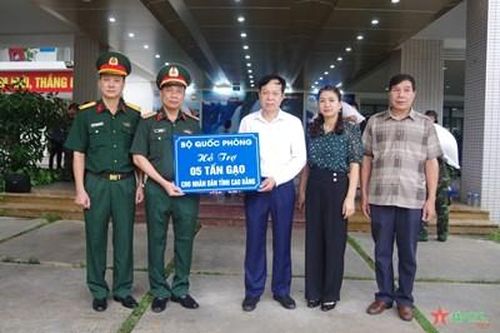 Bộ Quốc phòng và các tập thể, cá nhân hỗ trợ tỉnh Cao Bằng khắc phục hậu quả bão số 3