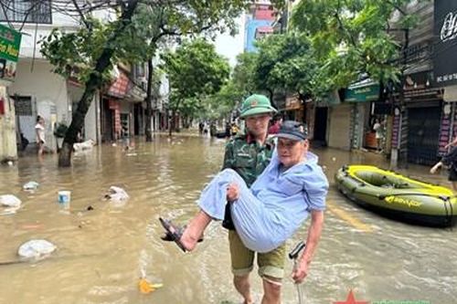 Ban Chỉ huy Quân sự quận Ba Đình hỗ trợ người dân vùng ngập lụt