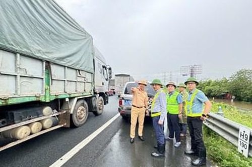 Kiểm tra, rà soát cầu bắc qua sông, nhất là cầu cũ, cầu yếu