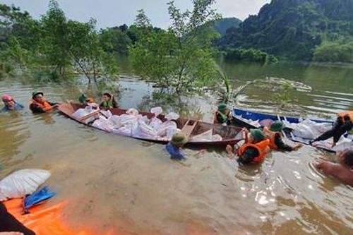 Hà Nội: Bộ đội cơ động giúp dân chống ngập tại huyện Mỹ Đức