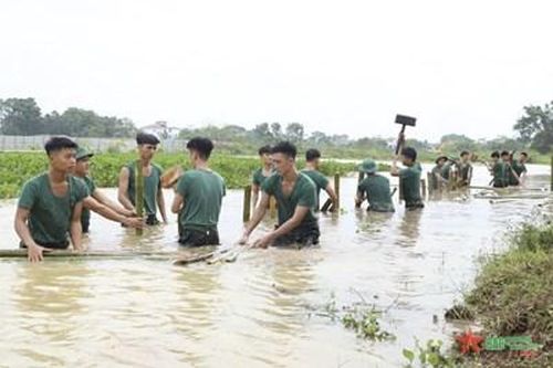 Gần 120 cán bộ, học viên Trường Sĩ quan Lục quân 1 tham gia hộ đê