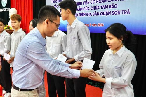 Trao 50 triệu đồng học bổng cho học sinh khó khăn quận Sơn Trà