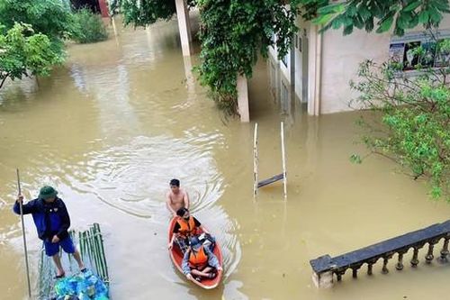 Áo xanh vận chuyển hàng cứu trợ giúp nhân dân vượt lũ