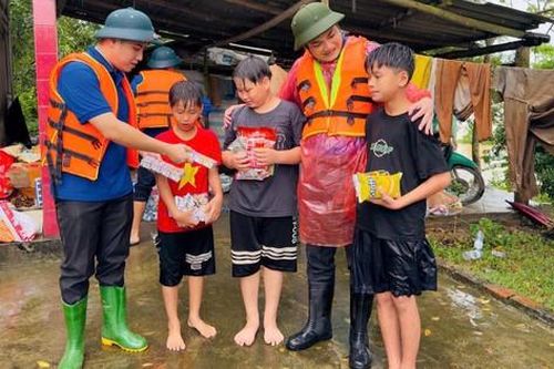 Thanh niên đưa thuyền máy và nhu yếu phẩm đến hỗ trợ người dân Hạ Hòa