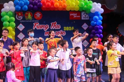 Trao quà Trung thu cho 400 thiếu nhi có hoàn cảnh khó khăn ở TPHCM