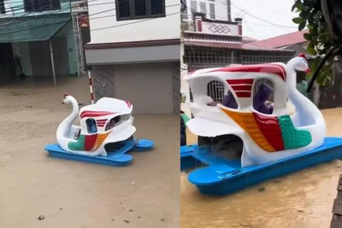 Người dân vùng lũ tận dụng mọi phương tiện từ đạp vịt, chèo sup