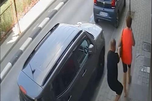 Bị giật túi xách, người phụ nữ chống trả lại tên cướp