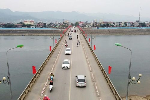 Cấm xe trọng tải 1,5 tấn trở lên qua cầu Hòa Bình 1