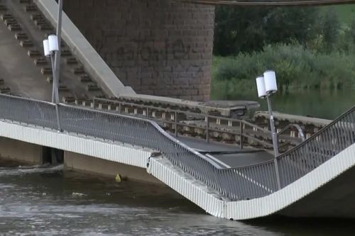 Video khoảnh khắc sập cầu ở trung tâm Dresden
