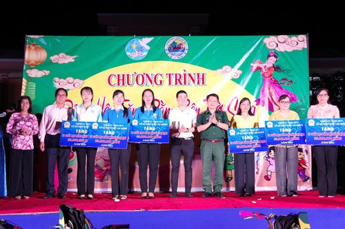 Ấm áp Chương trình 'Đêm Hội trăng rằm bên bờ sóng' tại Bến Tre