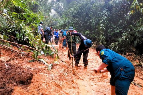 BĐBP Nghệ An hỗ trợ địa phương khắc phục sạt lở đảm bảo giao thông