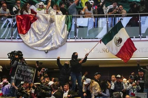 Thượng viện Mexico thông qua cải tổ tư pháp bất chấp người biểu tình xông vào phòng họp