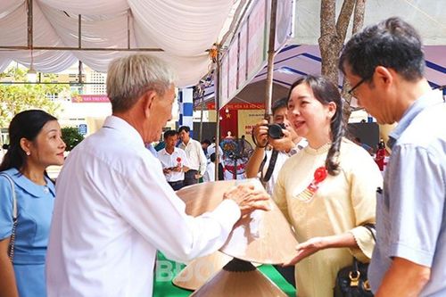 Bình Định đón Bằng di sản quốc gia nghề chằm nón ngựa Phú Gia