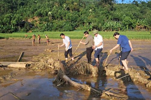 Thủ tướng Phạm Minh Chính thị sát hiện trường vụ sạt lở tại thôn Làng Nủ, tỉnh Lào Cai
