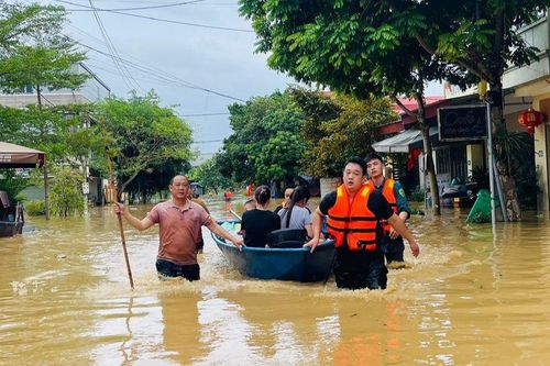 Chung tay cứu trợ đồng bào lũ lụt: Tỏa sáng những hành động nghĩa tình