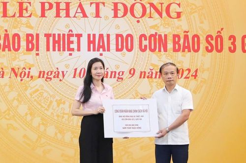 Bão chưa qua, tấm lòng cán bộ Sen hồng đã tới