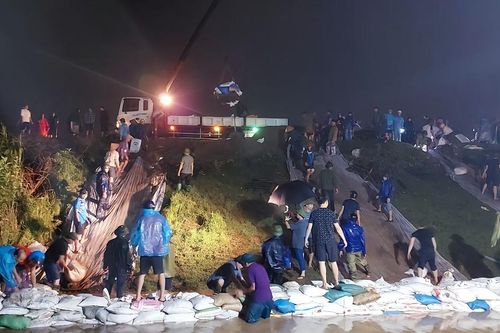 300 người xuyên đêm khắc phục sự cố đê Sông Lô
