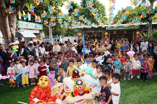 Mang tết Trung thu đến sớm với trẻ em vùng cao Quảng Nam