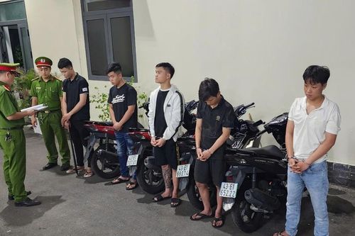 Mang hung khí dọa đánh rồi cướp luôn xe máy của người đi đường