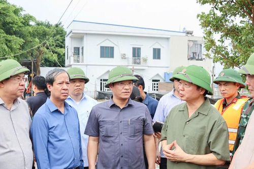 Phó Thủ tướng Trần Hồng Hà kiểm tra tình hình lũ tại Nam Định