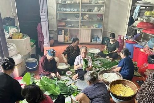 Người dân Hà Nội gói hàng nghìn chiếc bánh chưng gửi bà con vùng lũ