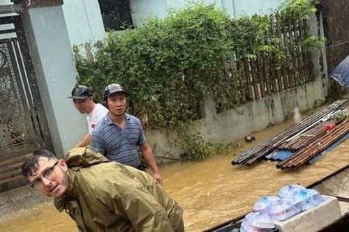 Chàng rể Tây tất bật nấu cơm, tiếp sức bà con vùng lũ